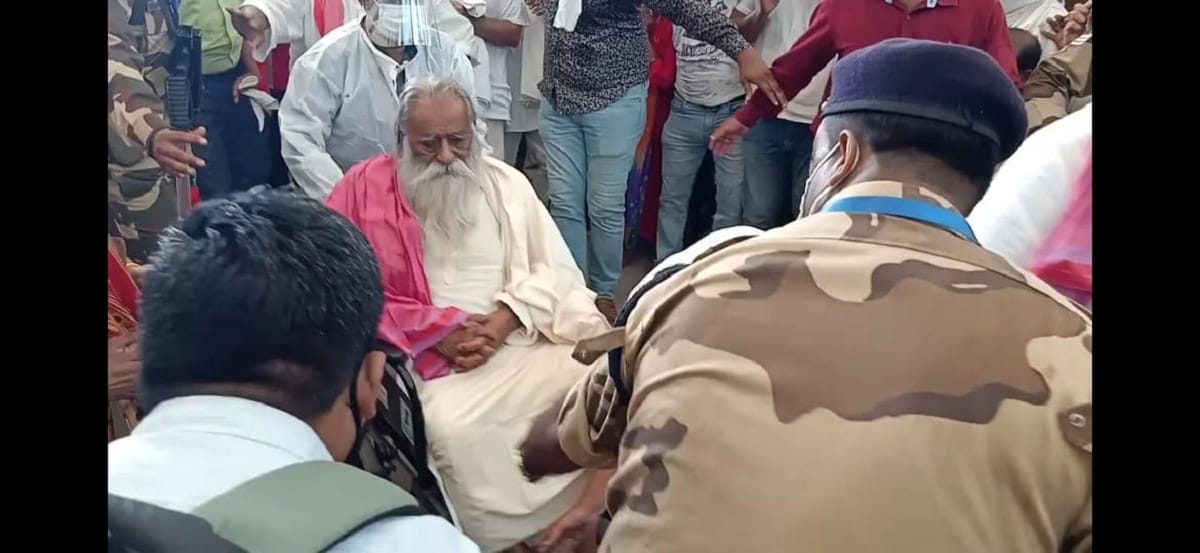 Swami Aggadanand left for New Delhi by air ambulance for better treatment from varanasi