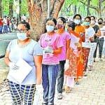 लाइन में लगे विद्यार्थी