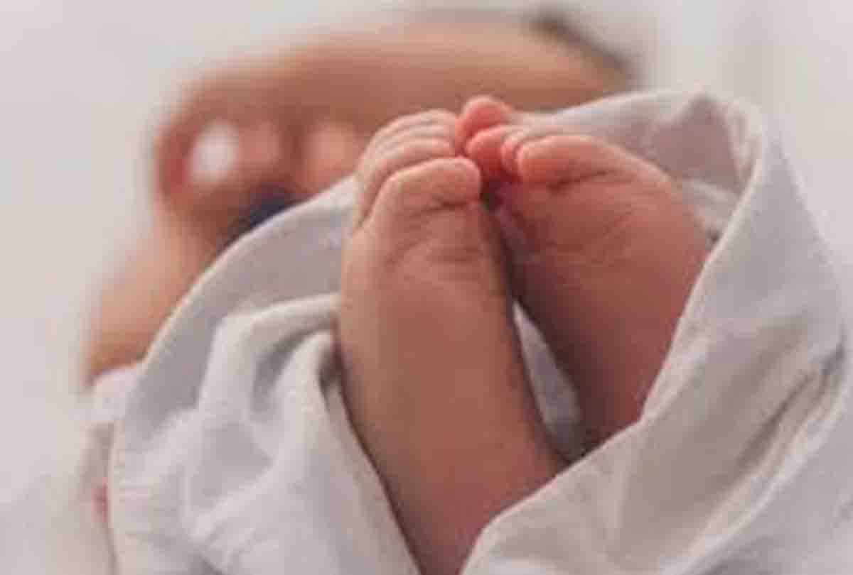 Six months pregnant woman gives birth to four children