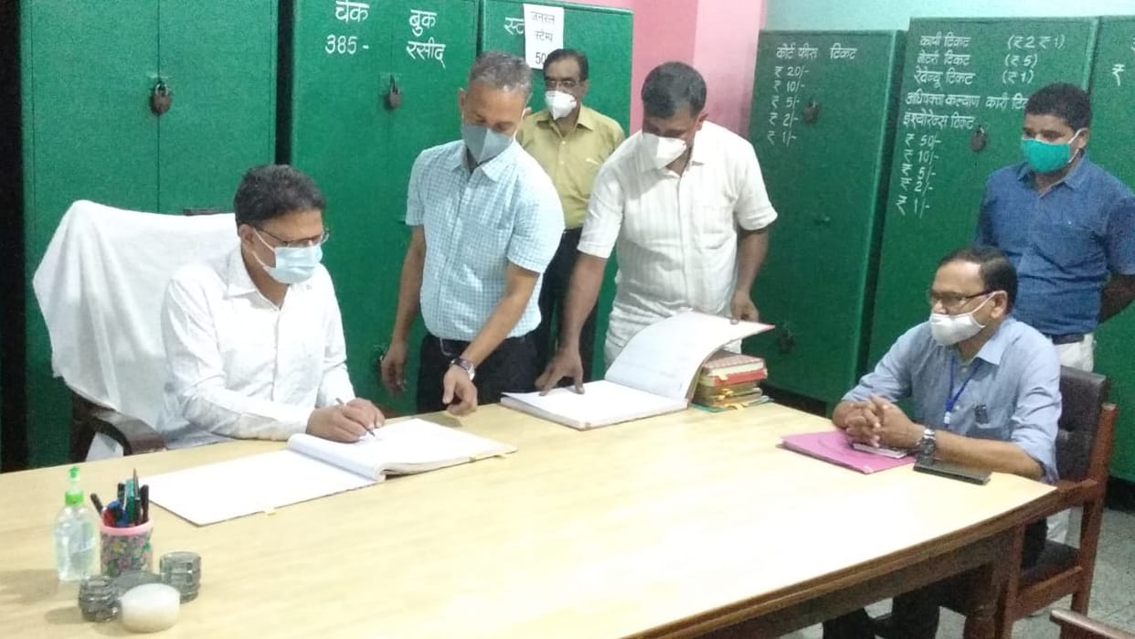 Mau new collector Amit Singh Bansal has taken charge