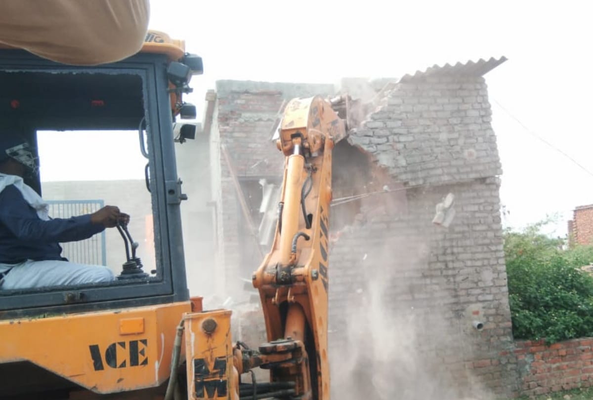 Demolition in Faridabad khauri village after supreme court order people protest women weep aand urge police not to break