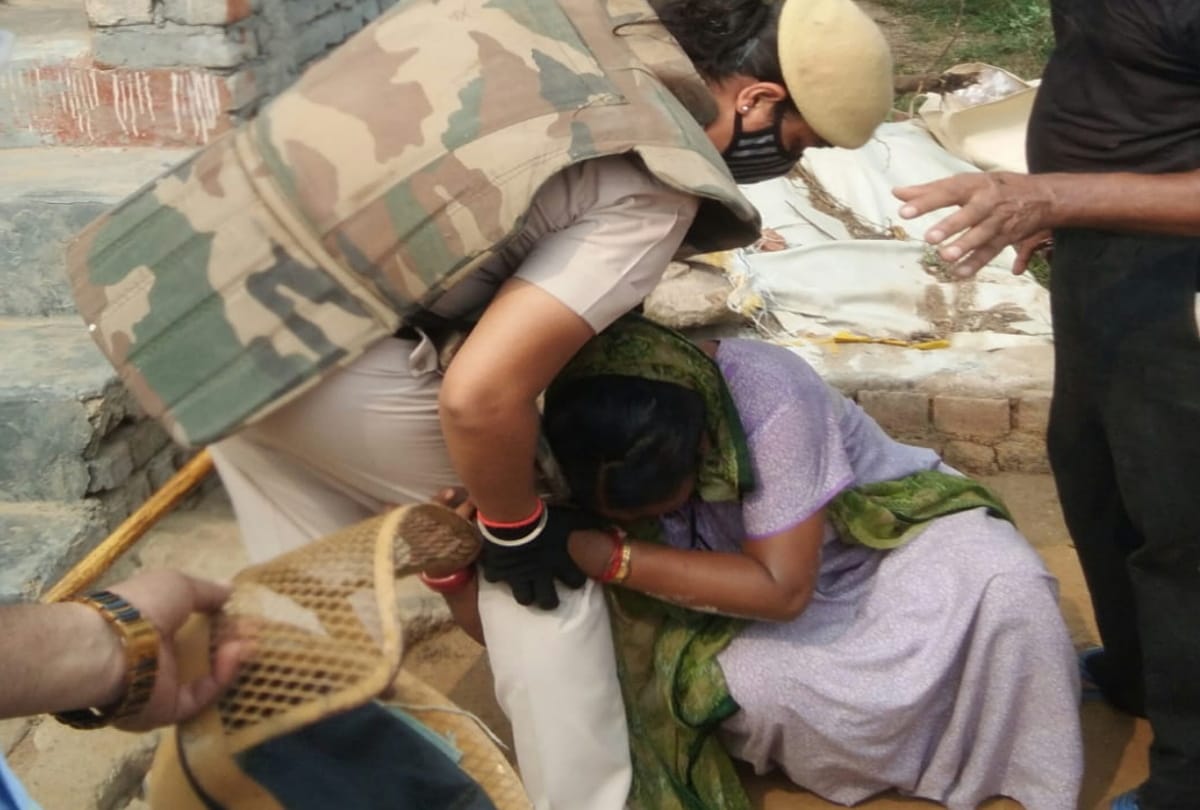 Demolition in Faridabad khauri village after supreme court order people protest women weep aand urge police not to break