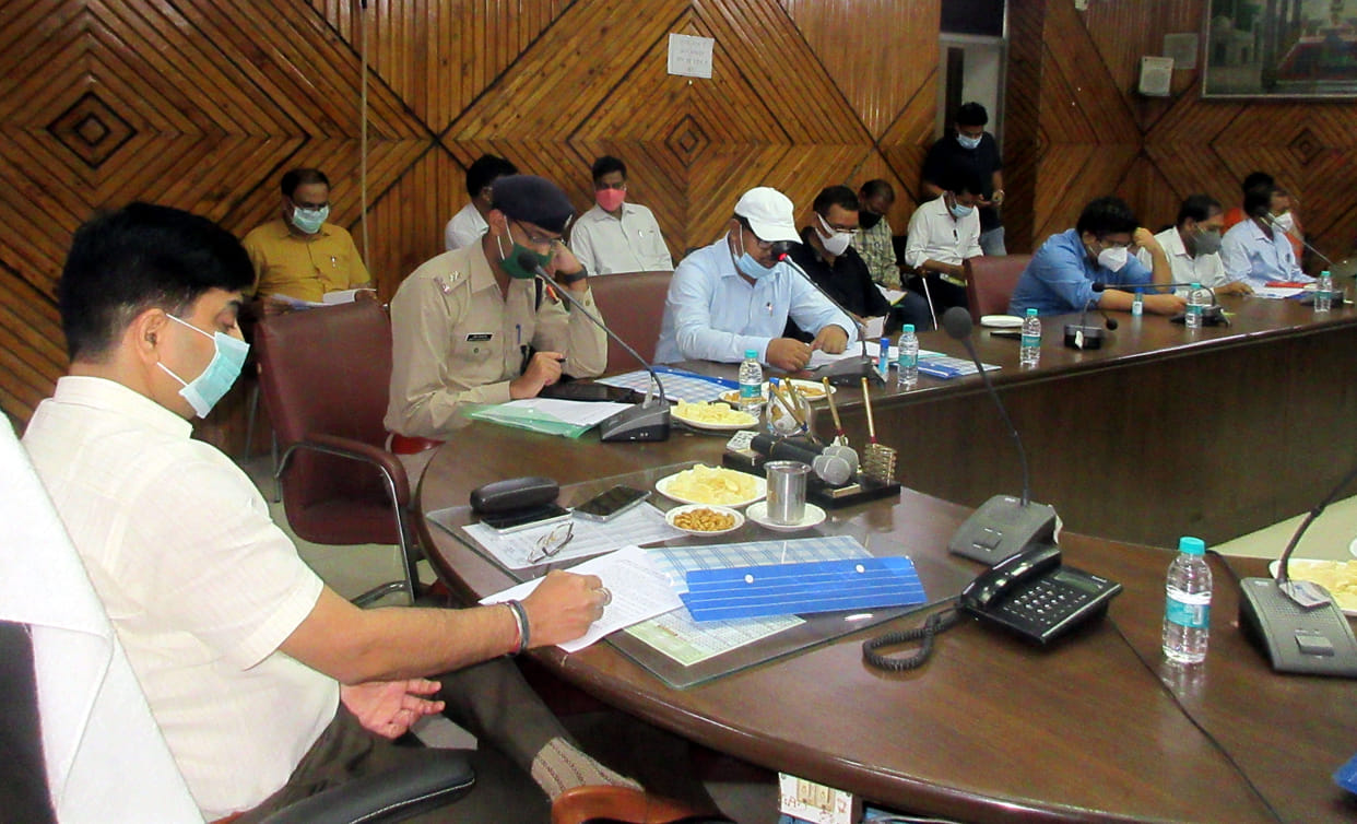 Take strong action against adulteration of food items: DM