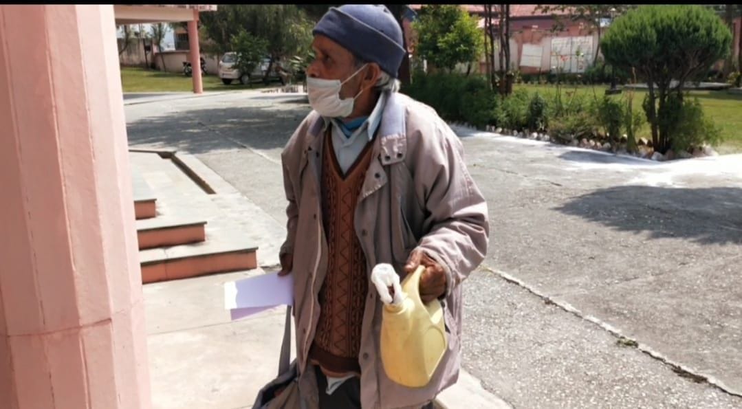 Laborer Chetram reached Collectorate with a kerosene oil can