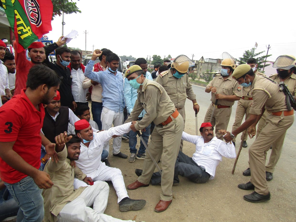 Police stopped the guards from going to collectorate by using light force