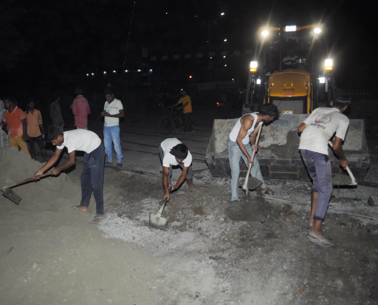 Dhimanpura railway gate remained closed overnight, people were troubled by jam