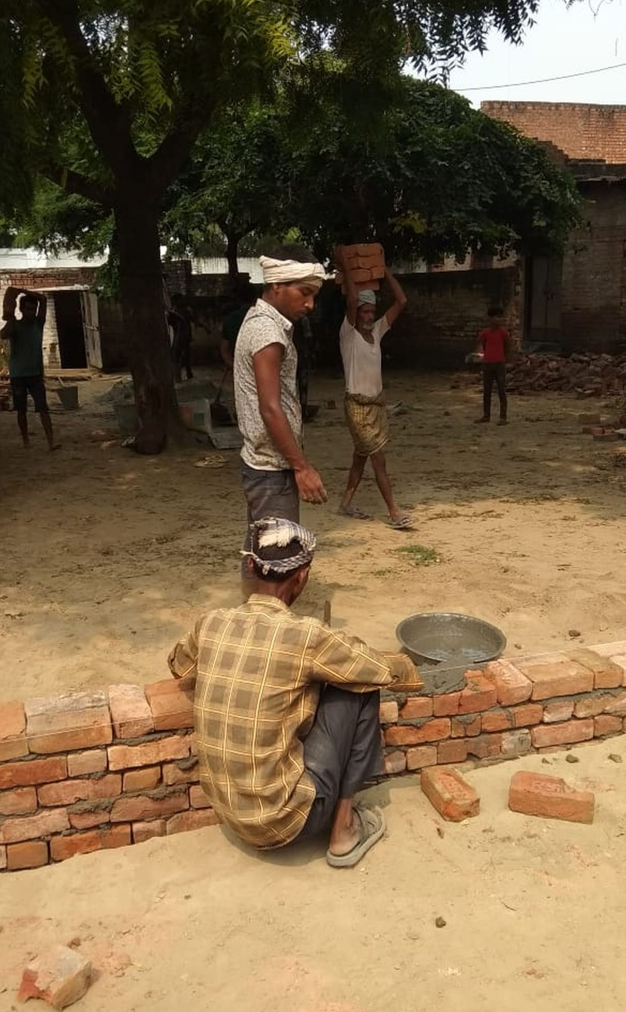 police ke sanrakchan me jameen per kabza