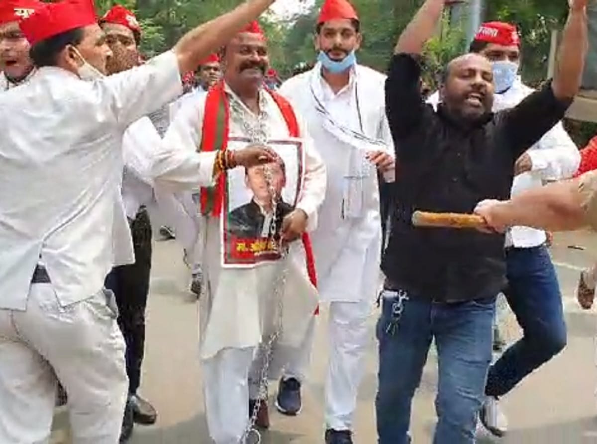 Aligarh: Hundreds of SP activists protest over inflation and unemployment