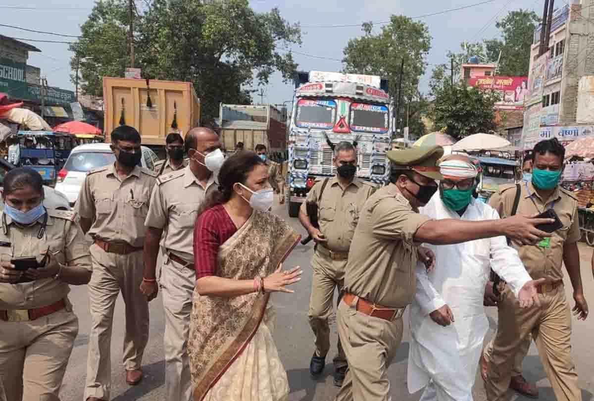 अजय कुमार लल्लू को ले जाती पुलिस