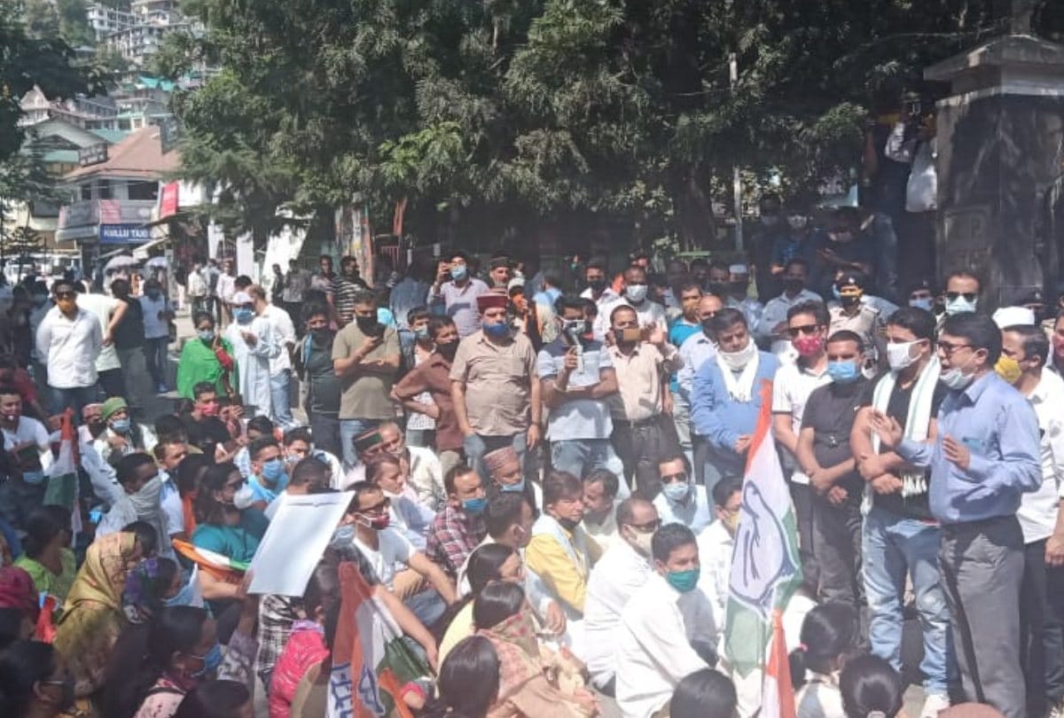 congress protest outside sp office kullu himachal pradesh