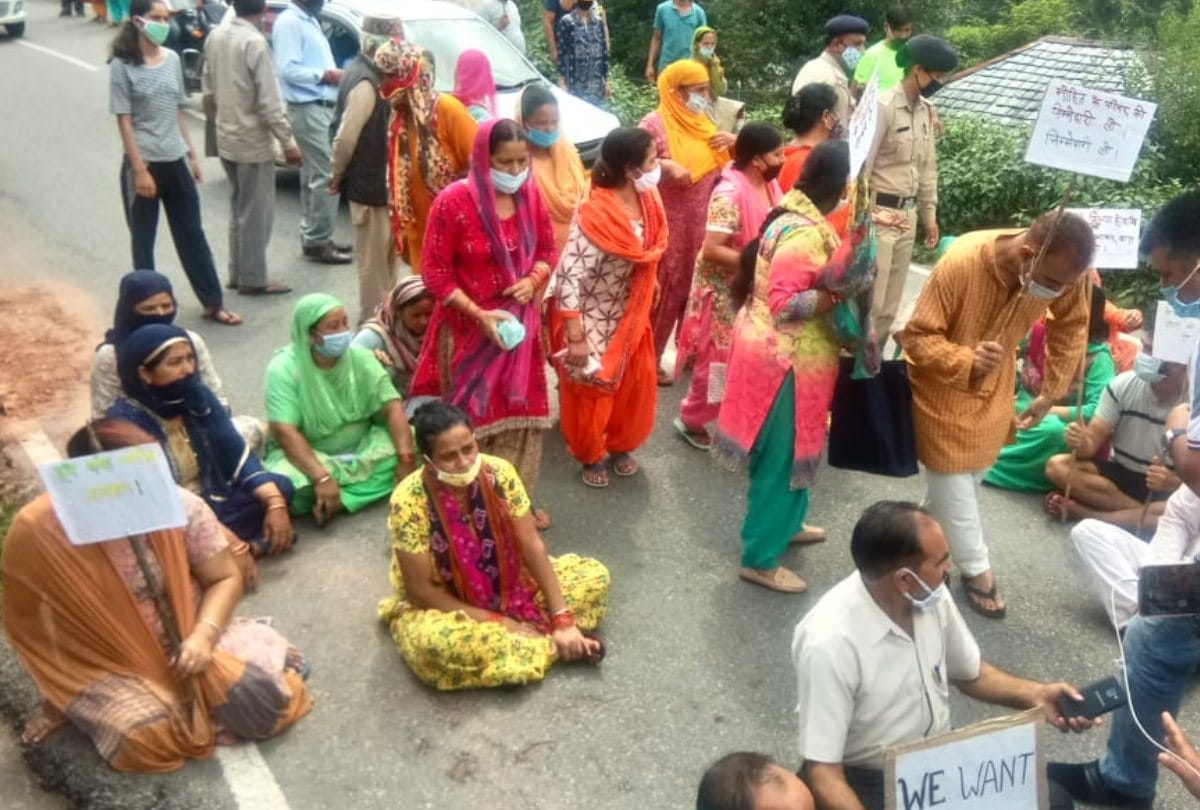Himachal News: villagers chakka jam on pathankot mandi national highway