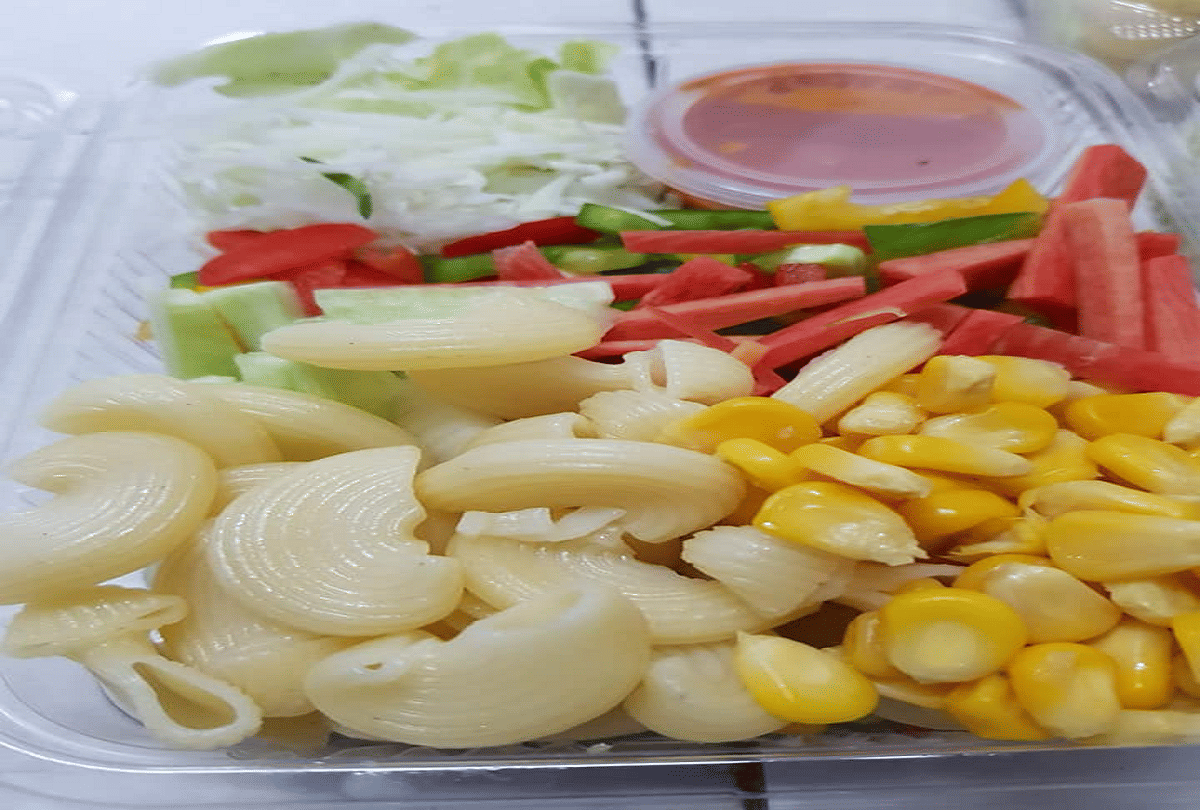 pune woman earns millions by selling salad started work in just 3 thousand rupees