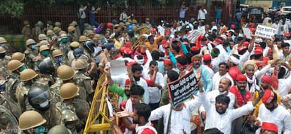 Samajwadi party workers arrested lathicharge by police in protest against up governemt cm yogi in varanasi