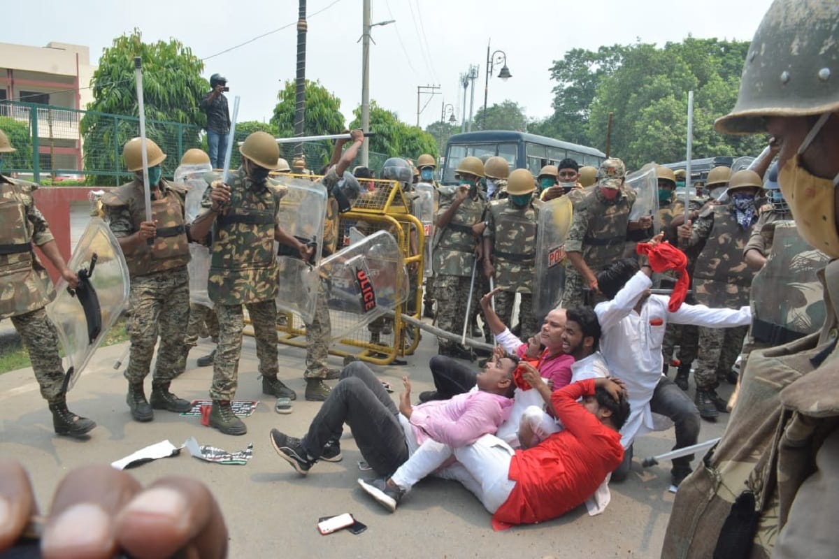 Samajwadi party workers arrested lathicharge by police in protest against up governemt cm yogi in varanasi