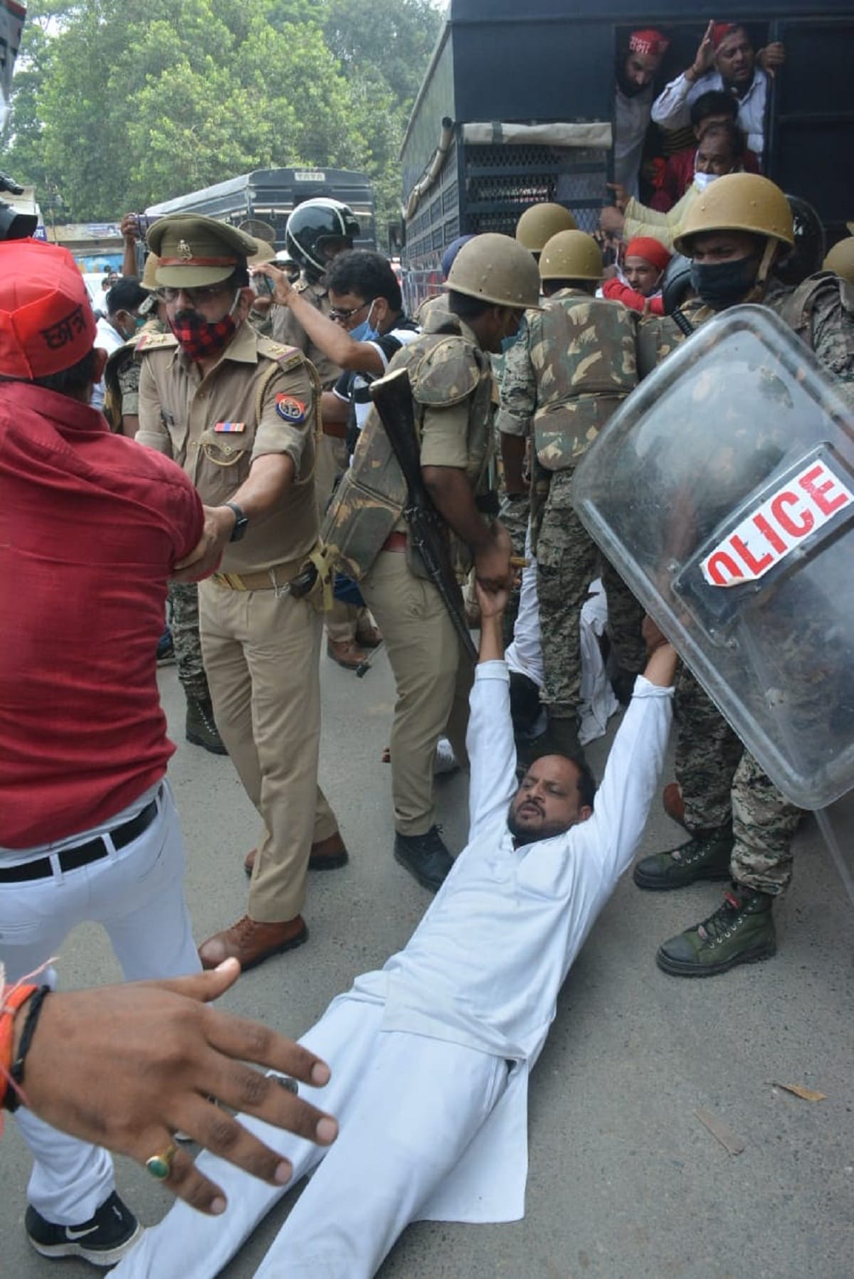 Lathicharge on Samajwadi party: Former Minister Om Prakash Singh, who visited injured workers in hospital