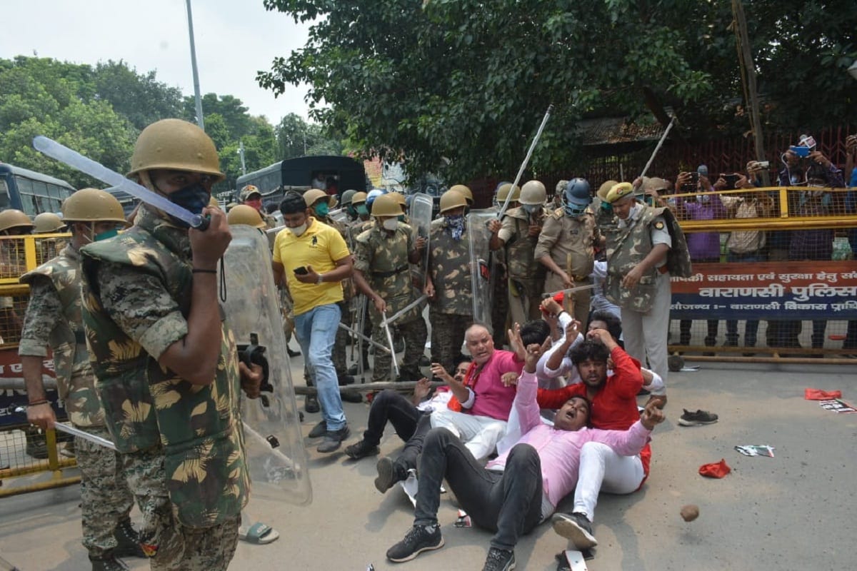 Lathicharge on Samajwadi party: Former Minister Om Prakash Singh, who visited injured workers in hospital