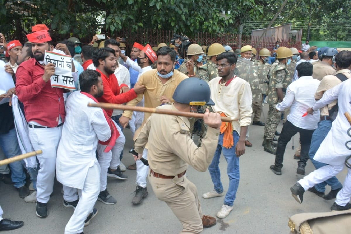Samajwadi party workers stone pelting police did lathicharge activist against up government more than 60 arrested in varanasi
