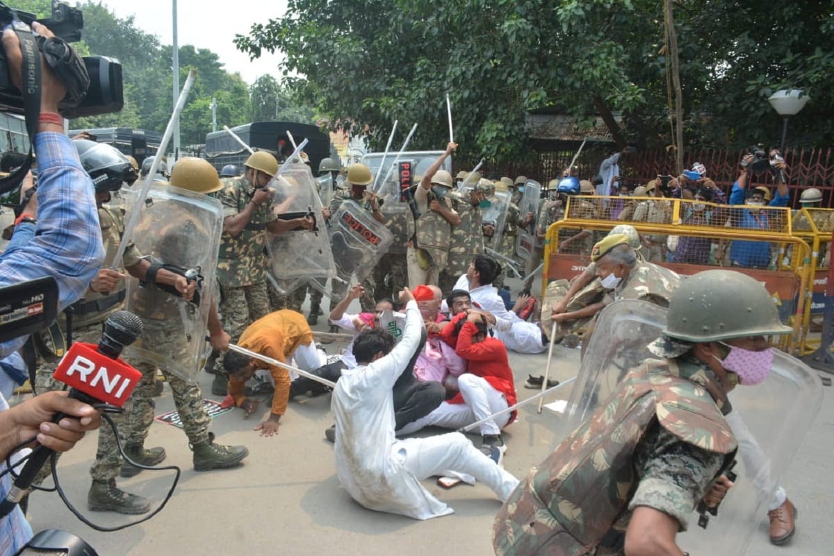 Lathicharge on Samajwadi party: Former Minister Om Prakash Singh, who visited injured workers in hospital