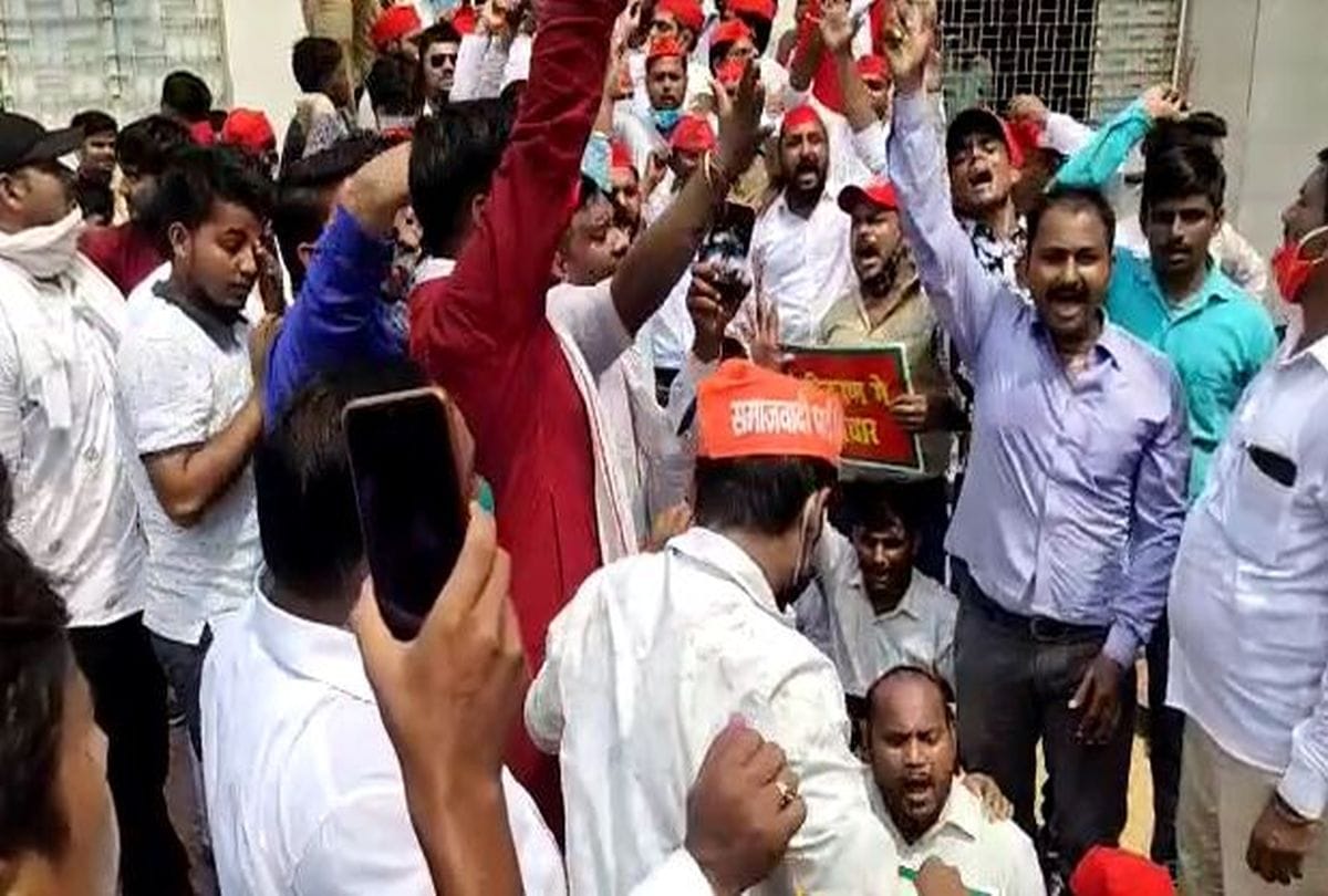 Samajwadi Party SP Workers protest against Yogi Adityanath government in Agra