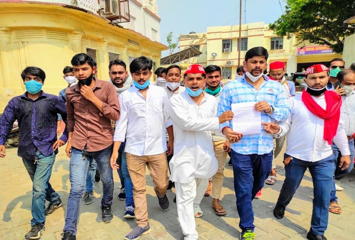 Samajwadi Party SP Workers protest against Yogi Adityanath government in Agra