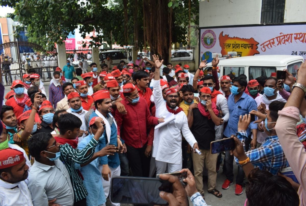 Samajwadi Party SP Workers protest against Yogi Adityanath government in Agra