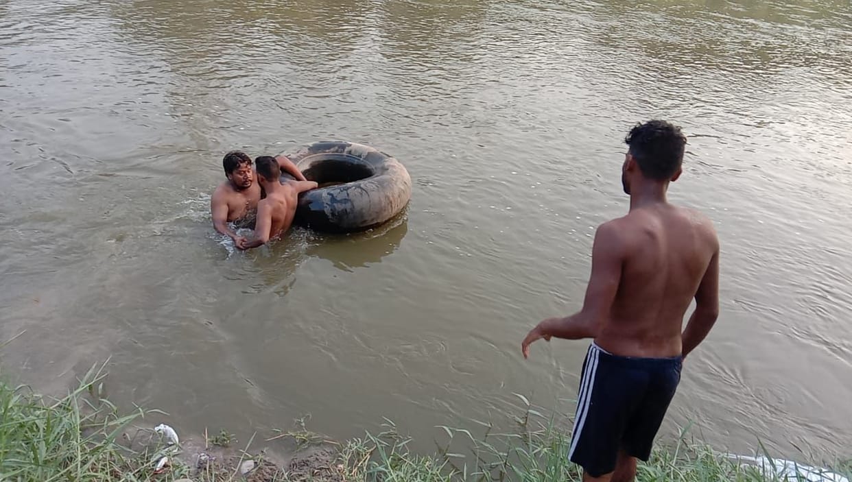 riksha fall down in drain, one child dead, sonipat