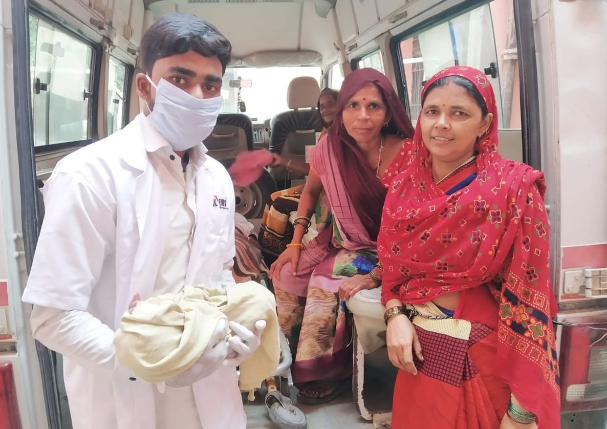 pragnancy in ambulance,firozabad hospital,SN hospital firozabad