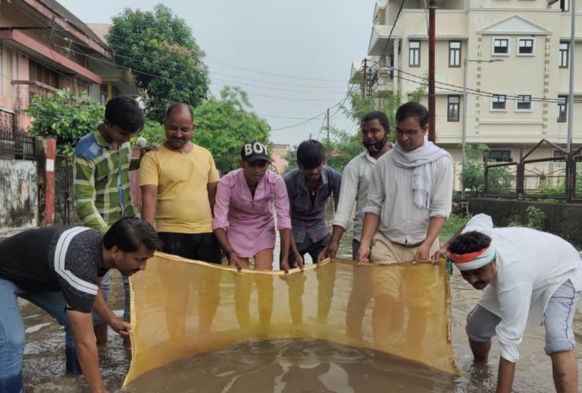 congress leaders reaction on water flow road after heavy rain in gorakhpur