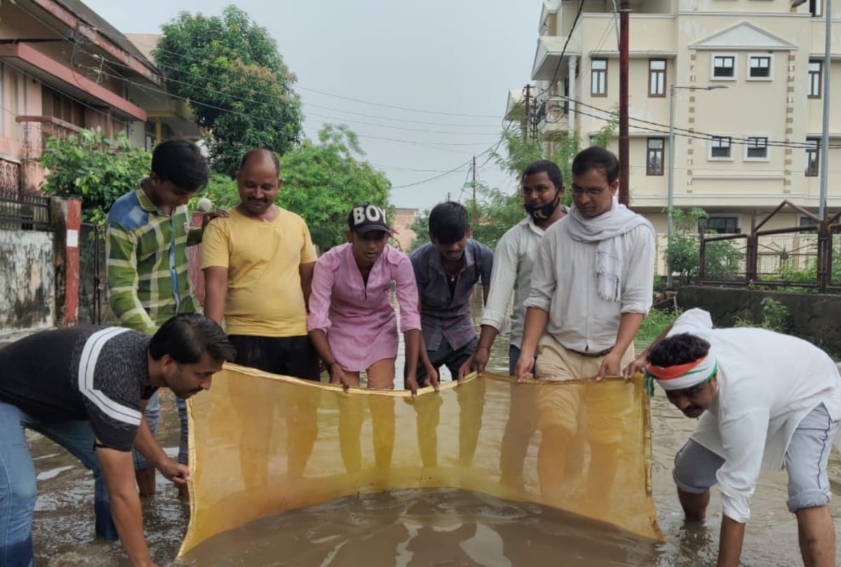 congress leaders reaction on water flow road after heavy rain in gorakhpur
