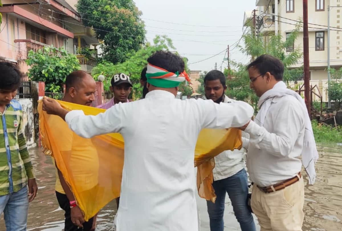 congress leaders reaction on water flow road after heavy rain in gorakhpur