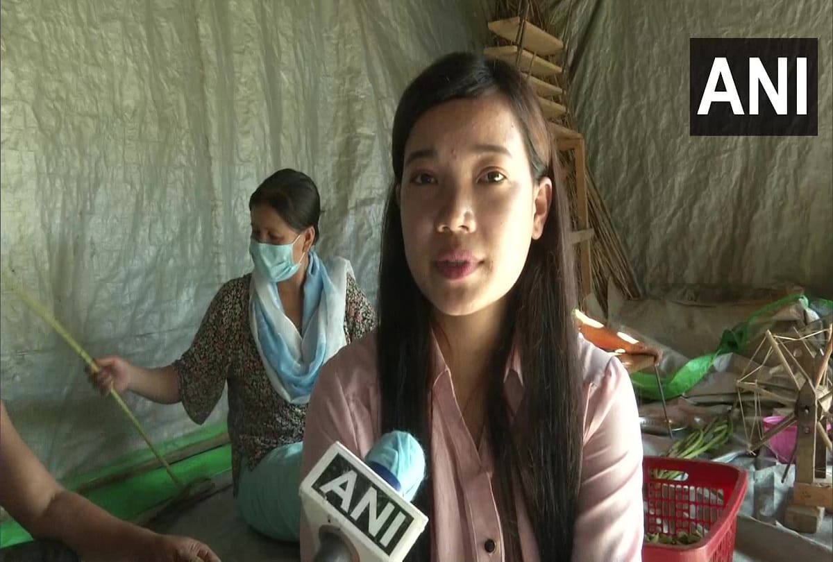 27 year old manipuri girl bijaylakshmi making thread with lotus stalks