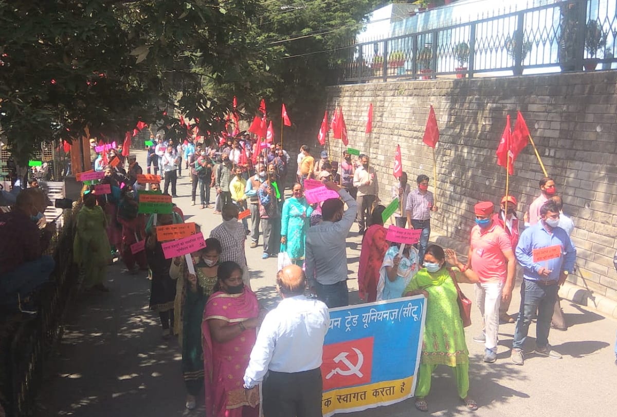 citu protest at himachal assembly against amendments in labor laws