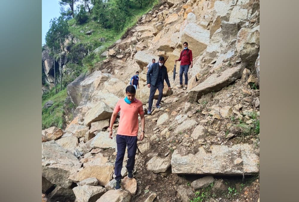 DM Tehri mangesh ghildiyal walked 17 kilometers for inspection Facility in gangi village Uttarakhand