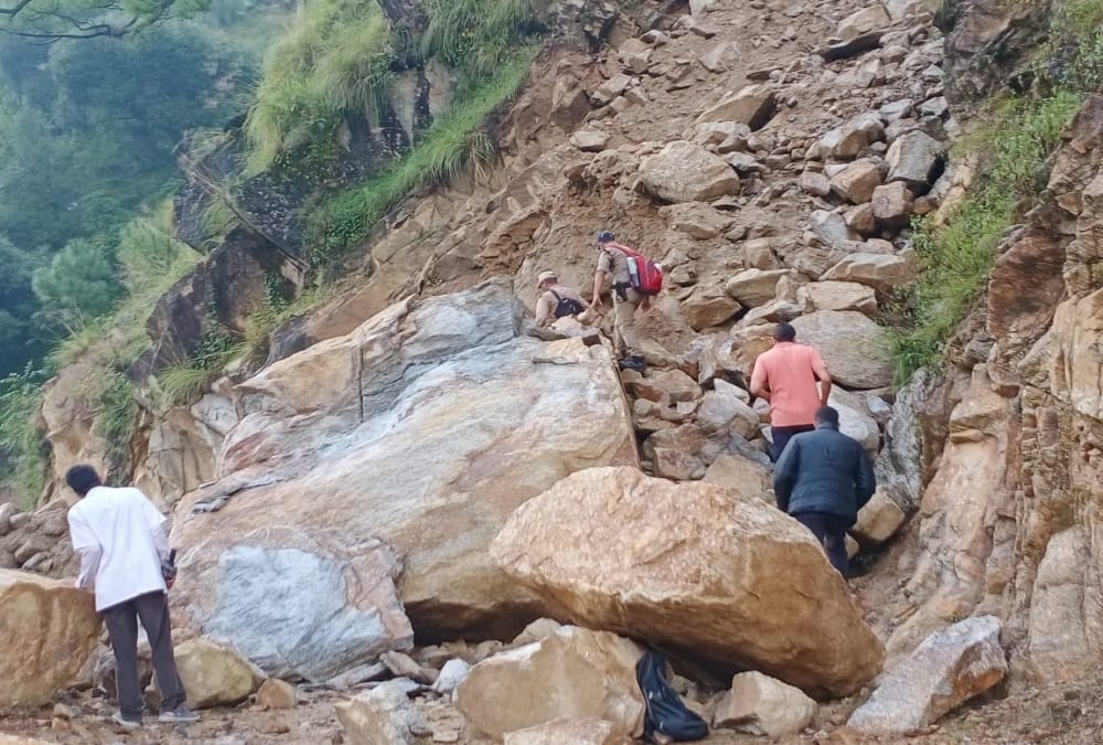 DM Tehri mangesh ghildiyal walked 17 kilometers for inspection Facility in gangi village Uttarakhand