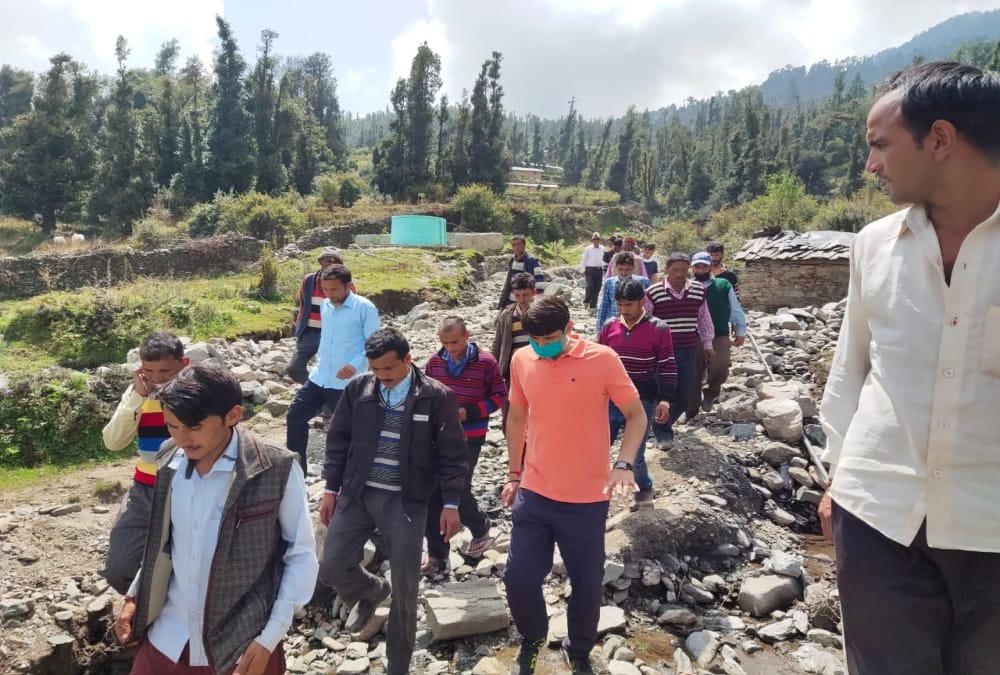 DM Tehri mangesh ghildiyal walked 17 kilometers for inspection Facility in gangi village Uttarakhand