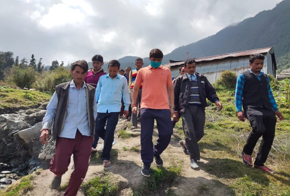 DM Tehri mangesh ghildiyal walked 17 kilometers for inspection Facility in gangi village Uttarakhand