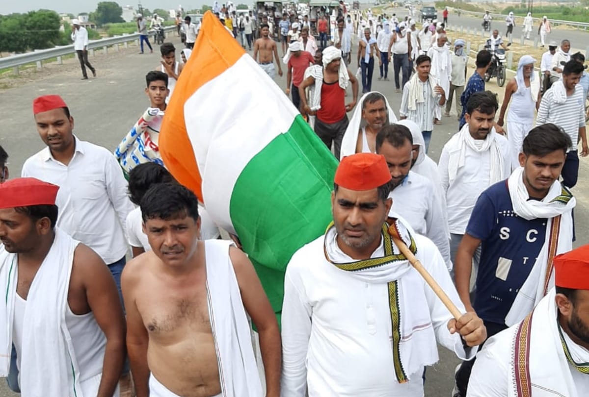 delhi meerut expressway Farmers half naked march to get equal compensation start from modinagar to end on wednesday at DM office