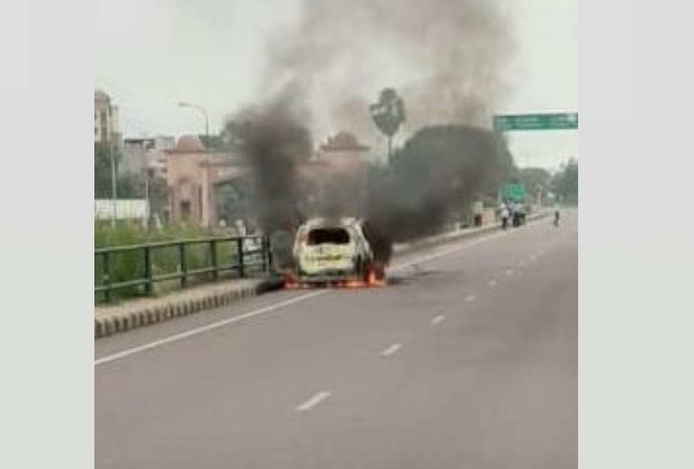 A car catches fire on shaheed path in Lucknow.