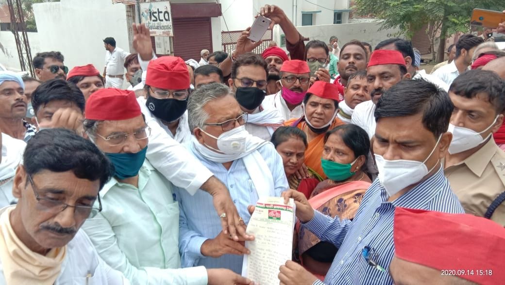 samajwadi party workers demonstrated against yogi gov