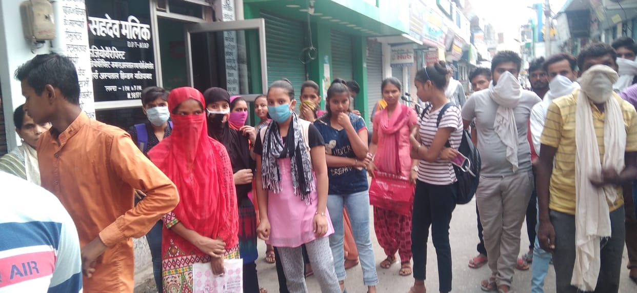 Crowd over banks, social distancing fails
