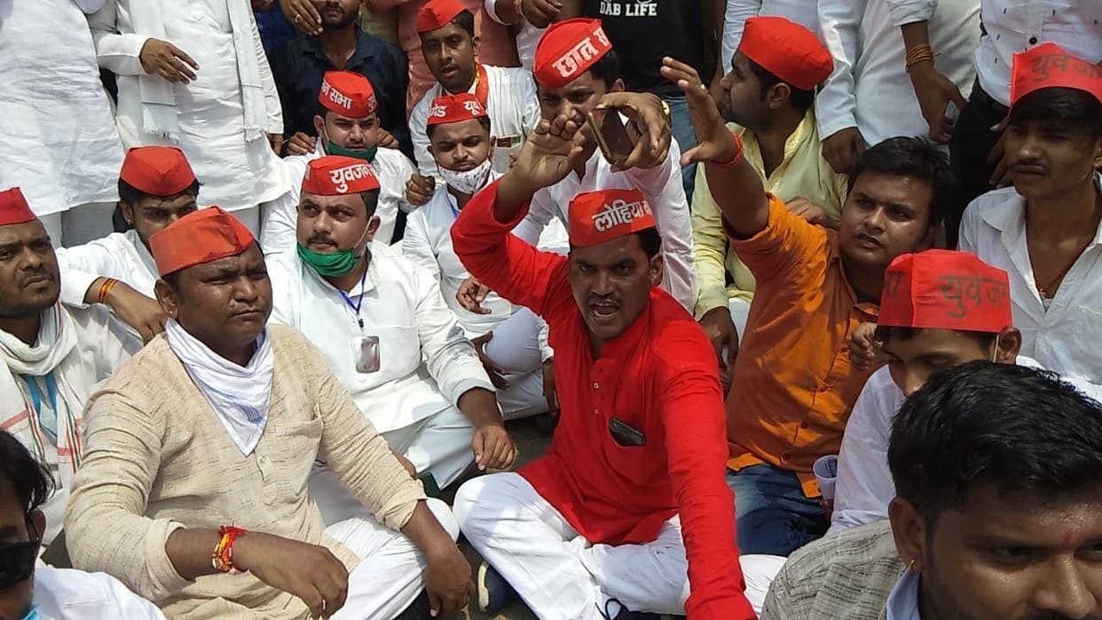 sapaiyon ne kiya pradarshan, pradesh sarakaar ke khilaaph bharee hunkaar