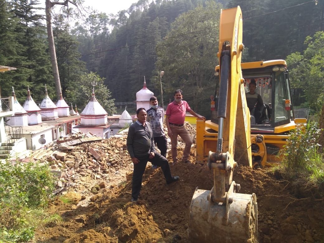 Shramdaan continued for the third day in the renovation of Dharamshala