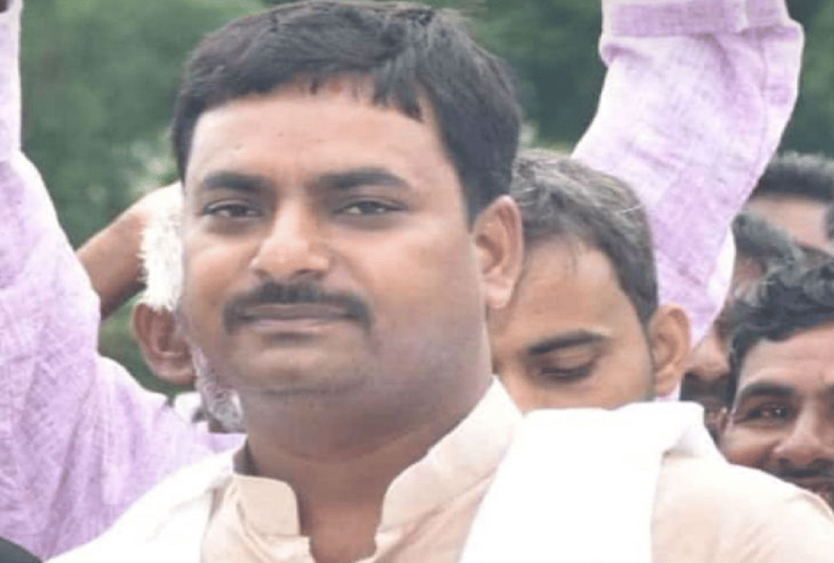 Accused of threatening to settle the case or for five lakh rupees