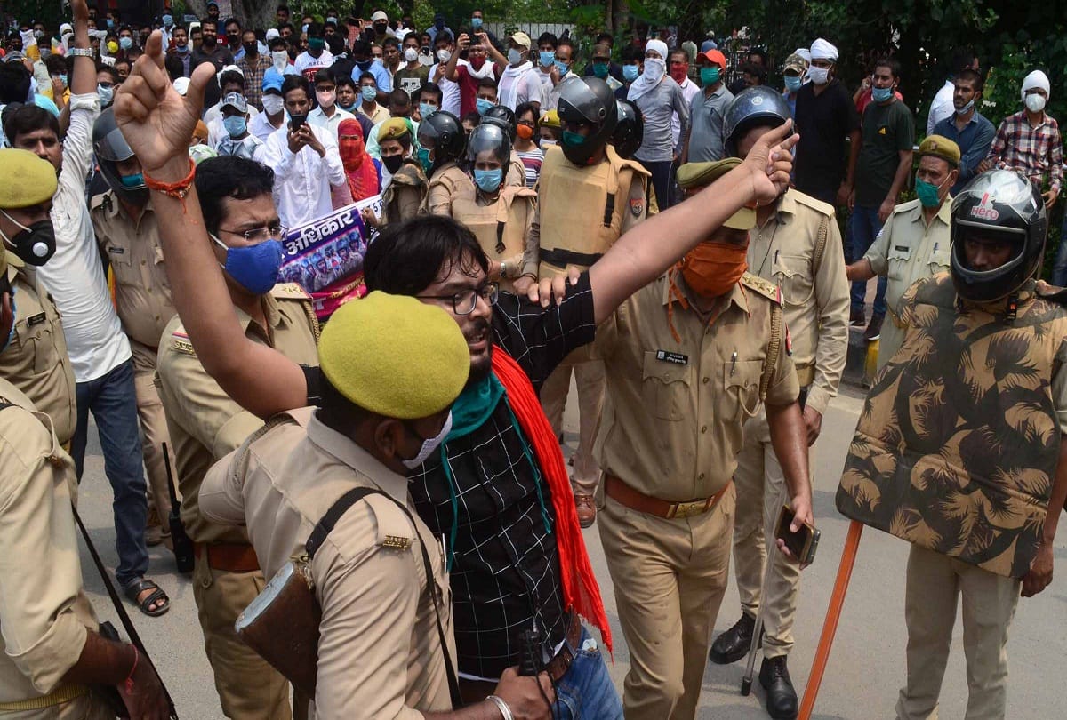 Students on the road protesting against contractual recruitment, many arrested prayagraj news allahabad