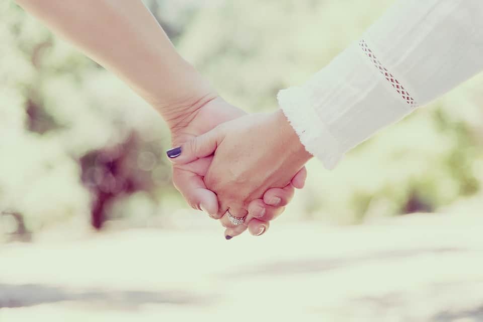 Girl proposed to boyfriend for marriage by gifting shoes ajab gajab news in hindi