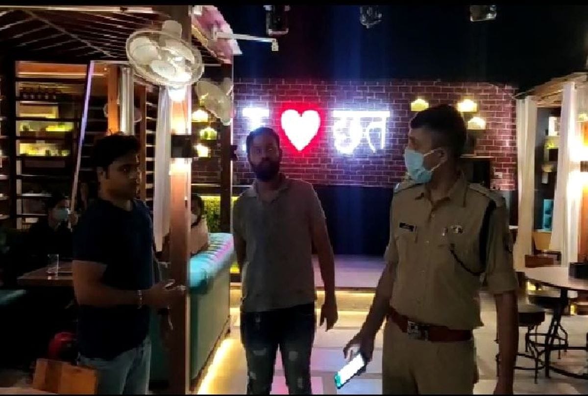 Police raided hookah bar eight Arrested in agra
