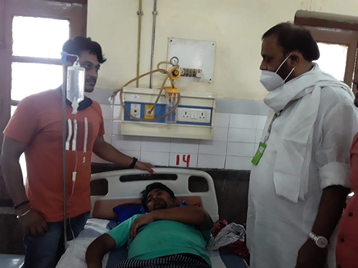 Lathicharge on Samajwadi party: Former Minister Om Prakash Singh, who visited injured workers in hospital