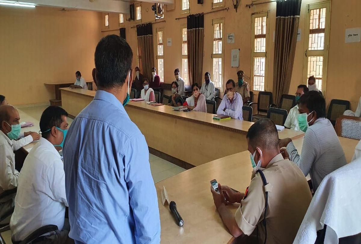 Tehsil Divas Starts In Agra Up Dm And Ssp Listen Complaint