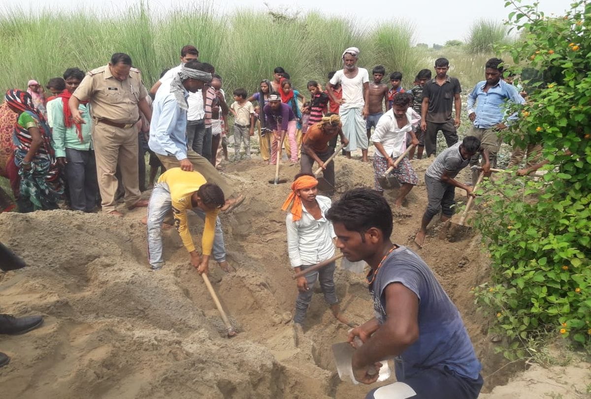 One Worker Died After Falling Soil In Kasganj