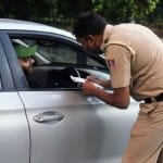 मास्क नहीं पहनने पर चालान काटती पुलिस